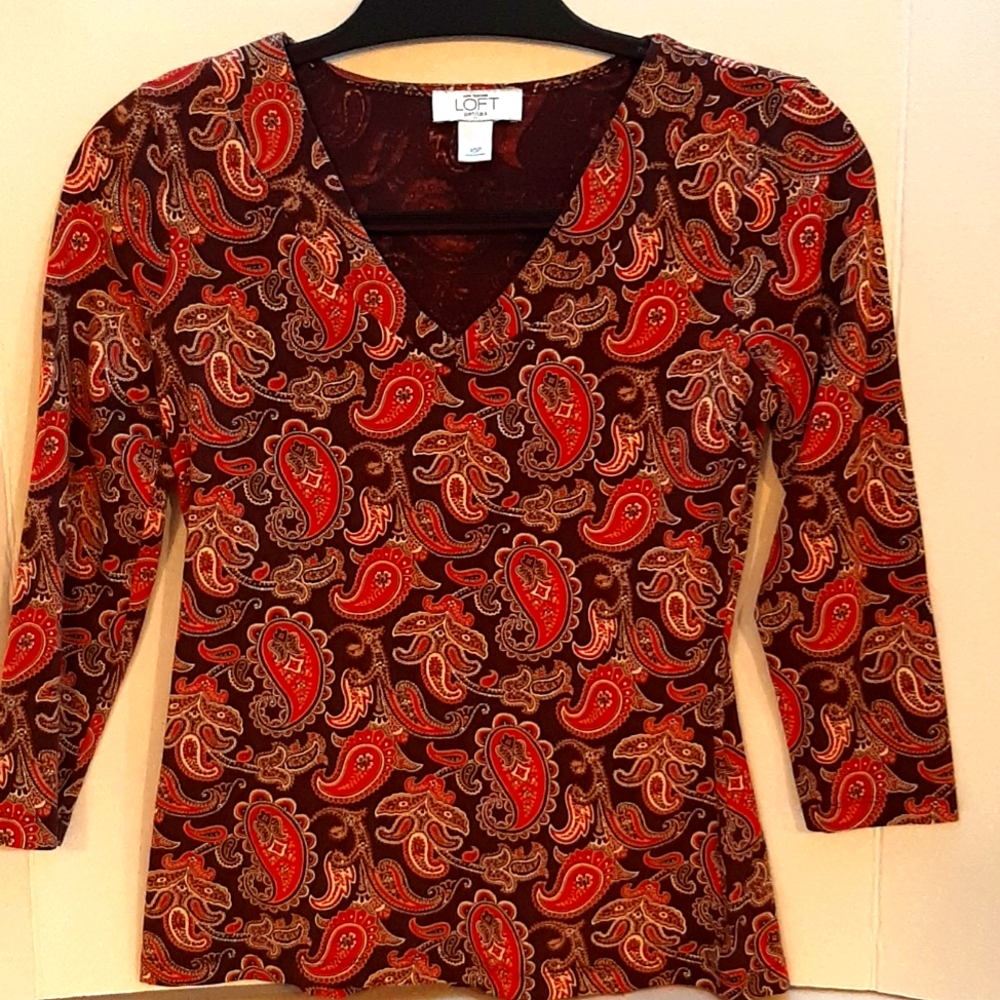 🍋3/$25🍋Ann Taylor Loft petite 3/4 stretch paisley top. Red,dark brown size XSP